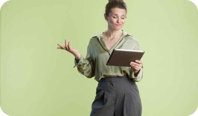 Mulher pensando sobre Certificado Digital