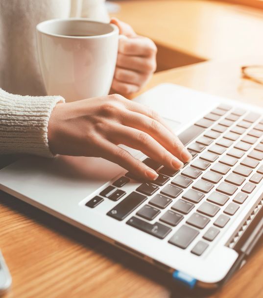 Profissional utilizando Certificado Digital em computador