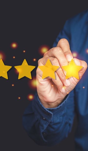 Imagem ilustrativa de cliente satisfeito com renovação